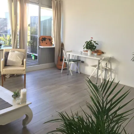 Апартаменты Sunny And Welcoming Appartment, Well Located